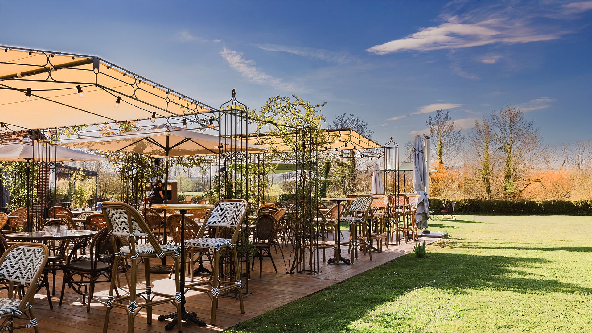 Aménagement de la terrasse du restaurant la Parenthèse à Giverny